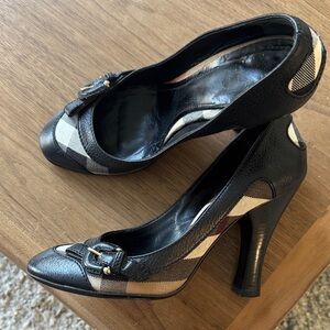 Authentic Burberry Classic Black and Tan Women's High Heel Pumps